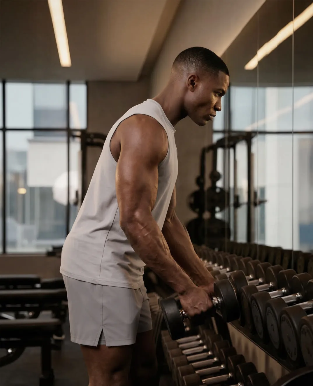 Detalle de entrenamiento con mancuernas en Infinit